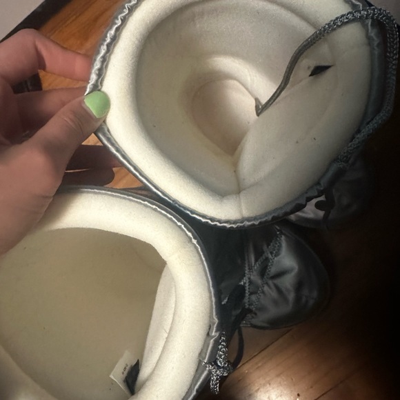Selling moonboots silver chrome size 9 to 10/5. Bought wrong size. - Picture 2 of 3